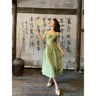 邓六六绿色吊带连衣裙女夏季高级感气质名媛肌理印花仙气修身长裙