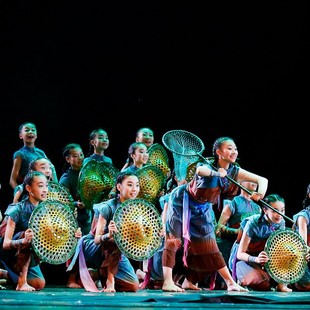 小荷风采我们的田野女童，表演服斗笠，道具儿童民族现代舞蹈演出服装