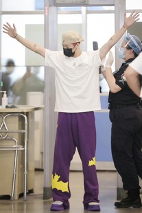 王嘉尔(王嘉尔)tw同款卫裤紫色机场个性，穿搭直筒落档拖地长裤蝙蝠花款