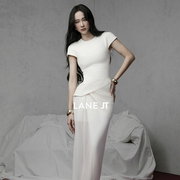 越南小众LANEJT 2024年新春白色廓形正肩收腰圆领连衣裙