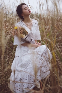 AZure 法式复古连衣裙刺绣镂空中长裙白色蕾丝裙收腰显瘦钩花长裙