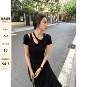 辰米范黑色设计感假两件t恤女夏季2024修身显瘦镂空短袖上衣
