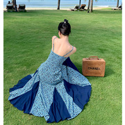 设计感吊带连衣裙女夏蓝色碎花，拼接大摆长裙，沙滩裙轻礼服平时可穿