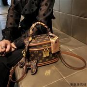 香港品牌包包女2024真皮高级单肩盒子小包复古手提斜跨水桶包