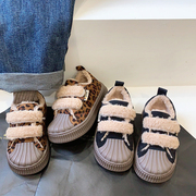 儿童加绒帆布鞋2023冬季童鞋，男女宝宝韩版贝壳头豹纹运动保暖板鞋