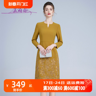 中年女士时尚法式v领长袖连衣裙2024秋装，显瘦黄色绣花中长裙