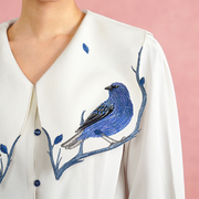 咖沫原创蓝羽刺绣衬衫高级优雅披肩领瓷白色修身改良中式百搭上衣