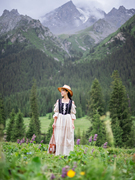 理想三旬女装新疆旅拍黑白色，巴伐利亚田园风蕾丝拼接草原连衣裙
