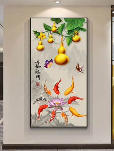 入户玄关装饰画客厅正对门，挂画九鱼图过道，走廊尽头墙壁画单幅竖版