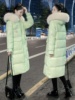 绿色亮面羽绒服女2023年冬季韩版中长款过膝白鸭绒(白鸭绒，)大毛领连帽外套