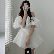 韩国法式气质一字领露肩，设计拼接荷叶，边收腰显瘦纯色a字型连衣裙