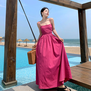 玫红色吊带连衣裙子女，夏季2024茶歇法式收腰显瘦海边度假长裙