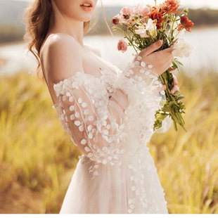 白色网纱手袖长款婚纱礼服蕾丝花朵，新娘遮挡臂袖抹胸婚纱袖子拍照
