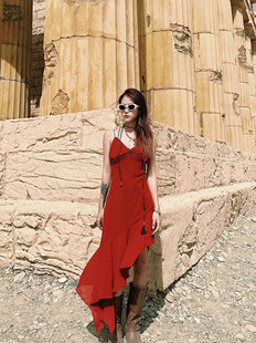 敦煌沙漠旅行拍照裙子女夏气质修身酒红色不规则荷叶边吊带连衣裙