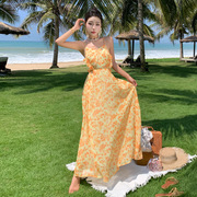 度假风碎花连衣裙收腰显瘦露背绑带，吊带裙氛围感黄色沙滩裙长裙