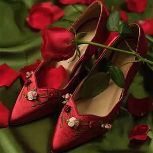 椿scarlet原创复古玫瑰，花朵刺绣尖头，细跟高跟鞋红婚鞋旗袍鞋