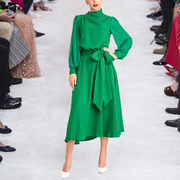 立领绿色高级感小众设计连衣裙，ol女装2022年大摆裙欧洲站春季