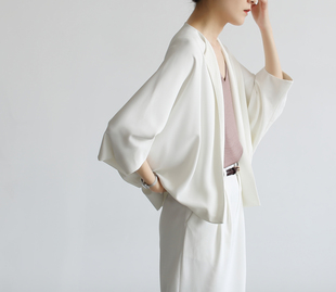 ssstudio春夏时髦白色短外套，女通勤气质，小众设计感蝙蝠袖上衣