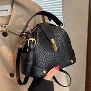 黑色包包女2024时尚高级感单肩斜挎包小众，设计手提贝壳包