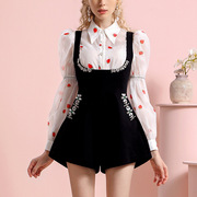 春季套装女名媛洋气减龄草莓印花衬衫黑色吊带短裤两件套