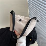 今年流行小包包女2023韩版小众纯色轻便尼龙，布斜挎小包水桶包