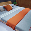 现代样板房间黑色橘色，搭毯蓝色搭巾沙发，床尾毯黄色床白色盖毯装饰