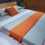 现代样板房间黑色橘色搭毯蓝色搭巾沙发，床尾毯黄色床白色盖毯装饰