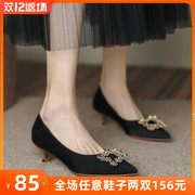 单鞋2023秋款女网红尖头高跟鞋设计感小众气质中跟大码女鞋41一43