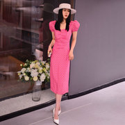 粉红色方领泡泡袖碎花，褶皱连衣裙短袖，高腰性感长裙