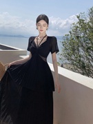 法式赫本风小黑裙黑色短袖百褶连衣裙高级感收腰修身显瘦雪纺长裙