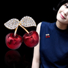 韩国时尚红樱桃胸针女外套，开衫可爱水晶，胸花秋冬大衣简约别针配饰