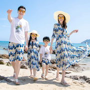 一家三口亲子装海边度假沙滩裙洋气情侣母女装民族风三亚旅游裙子