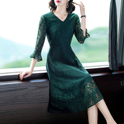 春秋连衣裙女长袖薄款蕾丝2024年洋气法式七分袖修身绿色裙子