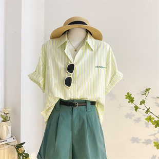 韩范绿色条纹短袖衬衫女夏季设计感字母刺绣宽松显瘦复古港风上衣