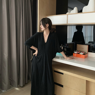 莫代尔连衣裙女夏2023蝙蝠袖性感V领气质慵懒风黑色长款裙子