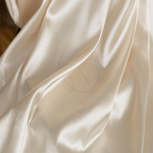 白色雪纺布料弹力，仿真丝缎面黑色内衬，里布欧根纱蕾丝专用内衬