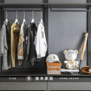 卡其色现代简约样板间男孩房衣柜衣服棒球运动主题太空熊饰品摆件