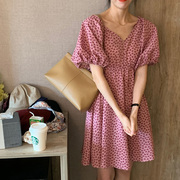 粉色V领连衣裙夏季女装设计感宽松气质波点裙子短袖潮