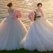 影楼主题抹胸白色拖尾婚纱，户外海边花朵，韩式情侣摄影拍照写真服装
