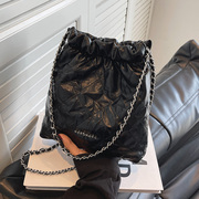 小香链条垃圾袋包包女2024时尚，爆裂纹单肩包高级感斜挎水桶包