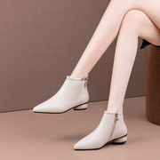 白色短靴女2023秋冬季真皮尖头，平跟加绒及踝靴短筒平底女靴子