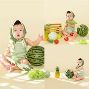 儿童摄影百天周岁婴儿照相绿色，格子连体衣蔬菜水果造型主题服