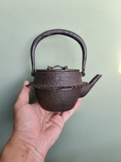 日本炮口铁盖子老铁壶小铁壶，釜师造明治时期百年老物件古董回流