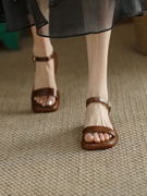 gg。潮牌棕色凉鞋女夏季韩系复古低跟简约舒适罗马鞋平底露趾一字