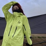 绿色冲锋衣外套女春秋三合一山系户外防风防水大码宽松登山服