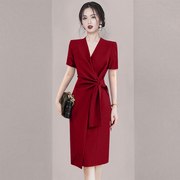 qir法式红色v领连衣裙2024夏季高级感职业，气质收腰中长款裙子