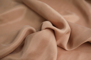 日本进口薄款浅驼奶茶色，斜纹素色砂洗疏离感铜氨丝面料设计师布料