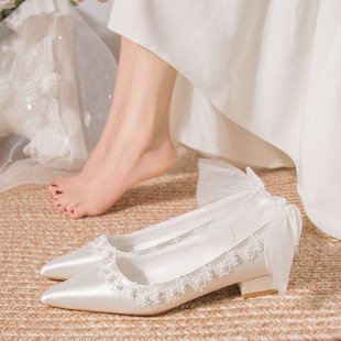 婚鞋女两穿单鞋2023年秋季不累脚新娘鞋粗跟珍珠蕾丝主婚纱鞋