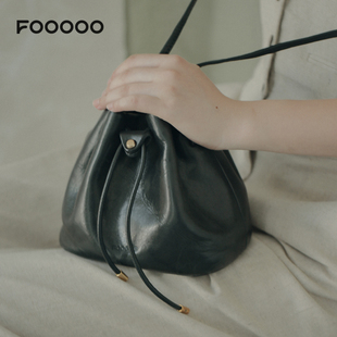 FOOOOO植鞣系列「软糯阿汤包」质感简约抽绳水桶包单肩斜跨包