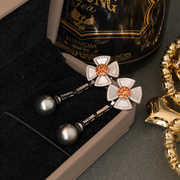 太府珠宝18K金镶钻天然海水黑珍珠耳环白贝母设计搭配橙蓝宝石耳